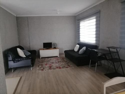 sala de estar con sofá y mesa en Comfy hidden home in Mthatha, en Mthatha