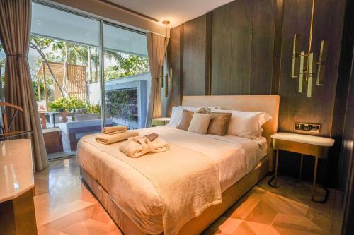 Cama ou camas em um quarto em Private Pool Apt. Five Palm Jumeirah up to 6guest