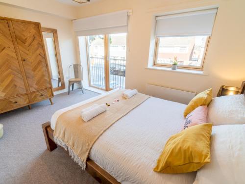 een slaapkamer met 2 bedden en een raam bij Pass the Keys New 3bedroom house with free parking on premises in Nottingham