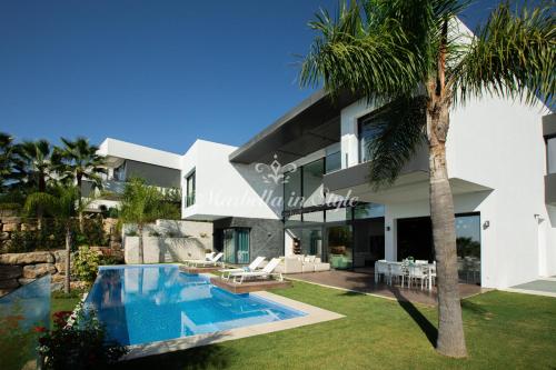Bazén v ubytování Villa Michaela moderna de súper lujo con piscina y vistas nebo v jeho okolí