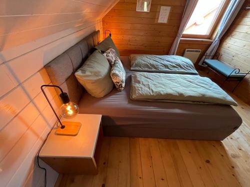 Zimmer mit einem Bett, einem Tisch und einer Lampe in der Unterkunft JS Feriendomizile Haus Sonnenschein Bettwäsche Handtücher inkl in Hasselfelde