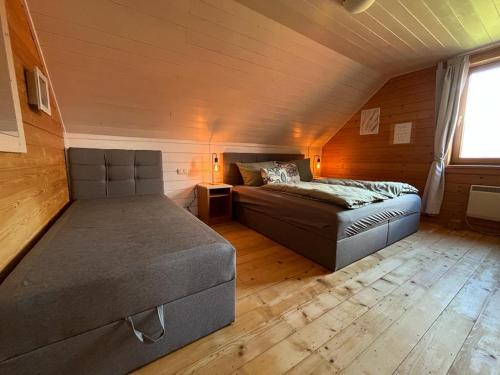 ein Schlafzimmer mit einem Bett und einem Sofa in einem Zimmer in der Unterkunft JS Feriendomizile Haus Sonnenschein Bettwäsche Handtücher inkl in Hasselfelde