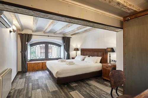 - une chambre avec un grand lit et une fenêtre dans l'établissement BBarcelona Dúplex Poble Sec, à Barcelone