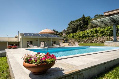 a villa with a swimming pool and a house at Matos Casas de Campo in Cabeceiras de Basto