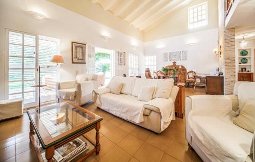 uma sala de estar com sofás brancos e uma mesa em Agradable Villa junto al mar con piscina em Valência