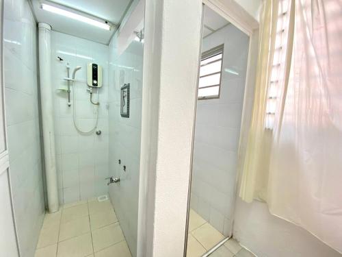 ein Bad mit einer Dusche und einer ebenerdigen Dusche in der Unterkunft De'Colour Stay at Country Homes Rawang in Rawang