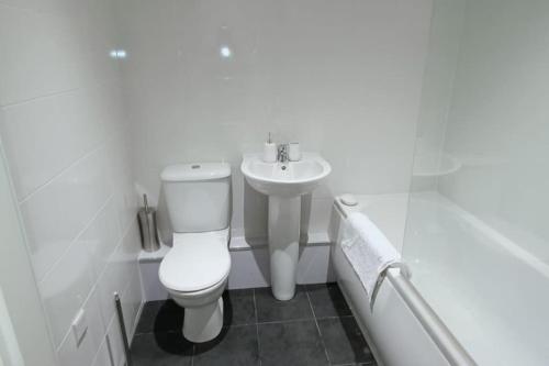 Bathroom sa Stunning mill apartment near to city centre and Etihad stadium!