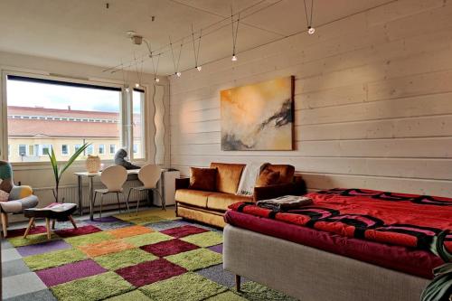 una camera con letto, divano e tavolo di Lovely 7th floor studio full of color, enjoy! a Tampere