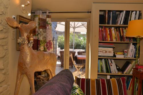 a living room with a book shelf with books at La BARBELLA in Lourmarin
