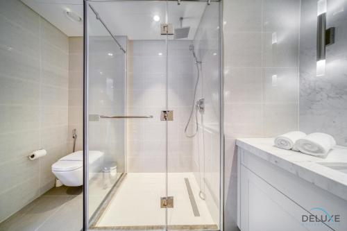 Koupelna v ubytování Extravagant 1BR at Opera Grand Downtown Dubai by Deluxe Holiday Homes