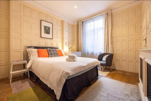 a bedroom with a large bed and a window at Pass the Keys Cosy 1 bedroom flat in Knightsbridge in London