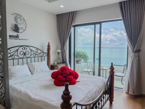 - une chambre avec un lit orné d'une fleur rouge dans l'établissement TMS Luxury Studio Quy Nhon, à Quy Nhơn