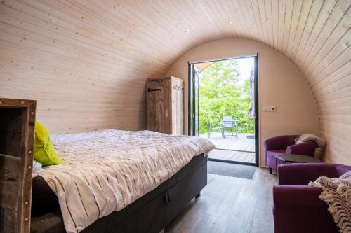 - une chambre avec un lit dans une pièce dotée d'une fenêtre dans l'établissement GreenFloat Boskoop - #1, à Boskoop