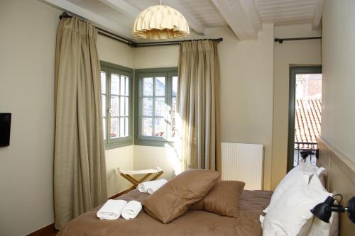ein Schlafzimmer mit einem Bett mit zwei Handtüchern darauf in der Unterkunft Kazas Luxury in Dimitsana