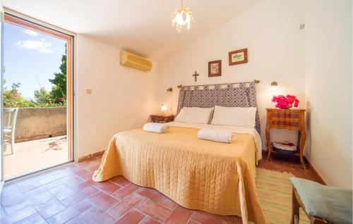 - une chambre avec un lit et une grande fenêtre dans l'établissement Stunning Home In Sambuca Di Sicilia With House Sea View, à Sambuca di Sicilia