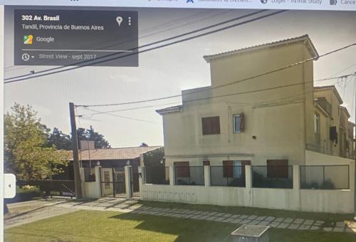 una representación de una casa con un cartel delante de ella en Roca blanca en Tandil