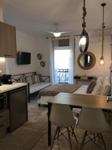 sypialnia z łóżkiem, stołem i krzesłami w obiekcie ANASTASIA LUXURY SUITES 2 w mieście Tolo