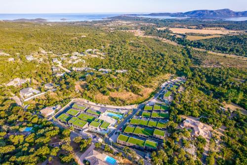 una vista aérea de un parque con invernaderos en Résidence Pierre & Vacances Premium Les Terrasses d'Arsella en Porto Vecchio