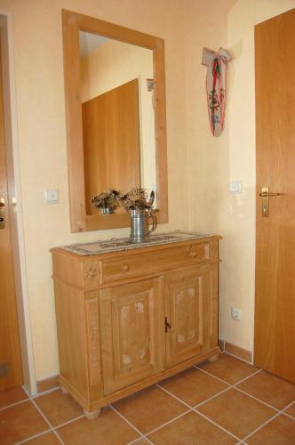 a bathroom with a sink and a mirror at Ferienwohnung Steibis / Allgäu in Steibis
