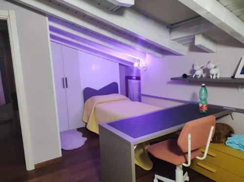 a room with a purple desk and a bed at Casa in residence - Padenghe sul Garda in Padenghe sul Garda