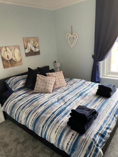 Un dormitorio con una cama con dos bolsas. en Seaview Apartment with parking, en Exmouth