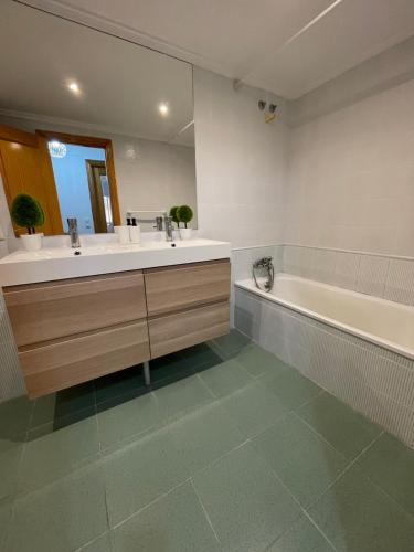 A bathroom at UIM Mediterraneo Claveles Wifi