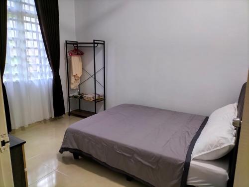 a bedroom with a bed in a room with a window at Wipah Guest House in Kampung Lundang, Kota Bharu in Kota Bharu