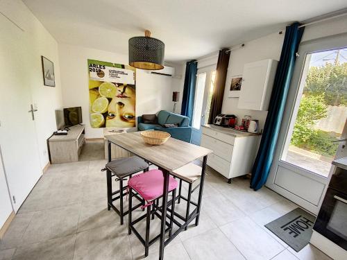 une cuisine avec une table et des chaises dans une pièce dans l'établissement T2 Centre ville avec jardin, à Arles
