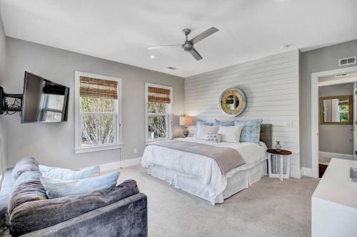 a bedroom with a bed and a couch at The Darby House in Charleston