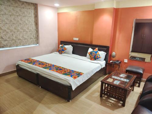 1 dormitorio con 1 cama grande y 1 mesa en HOTEL ORANGE INN en Patna