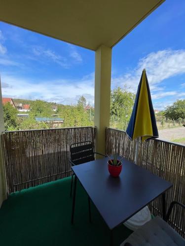 d'une table et d'un parasol sur le balcon. dans l'établissement La Colonne, à Obernai