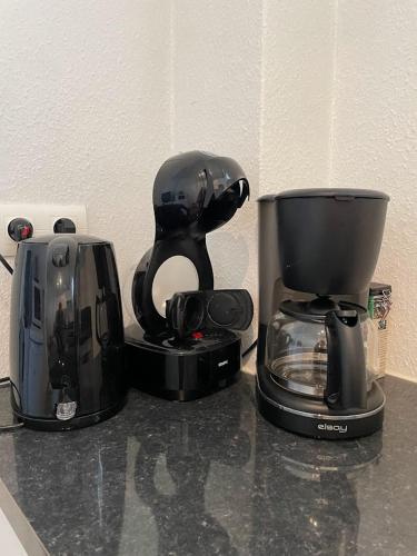 une cafetière et un grille-pain sur un comptoir dans l'établissement La Colonne, à Obernai