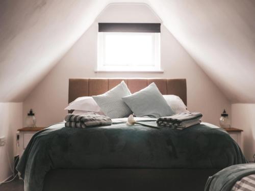 Un pat sau paturi într-o cameră la Nannys Nook whitstable kent
