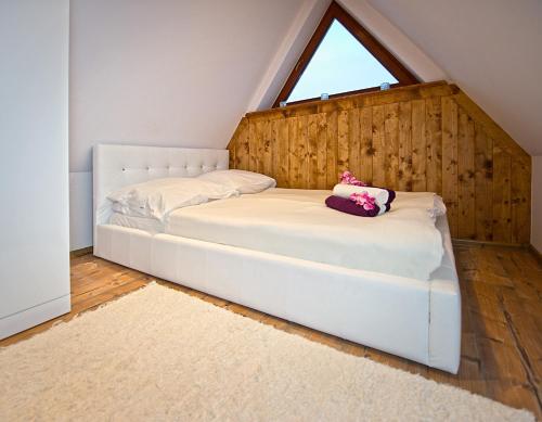 Llit o llits en una habitació de Apartament Bajkowy & Dwupoziomowy Krzesany