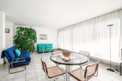 Uma área de estar em Evia Apartment - bright three-room apartment with lake view