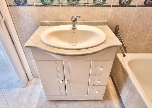 Kúpeľňa v ubytovaní Skol 440. Nice 1 Bed Apartment with Sea Views in Marbella centre.