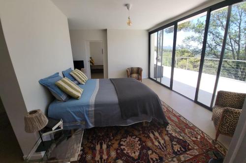 une chambre avec un lit et une grande fenêtre dans l'établissement Contemporary california style property, Sleep 5, à Tourrettes-sur-Loup
