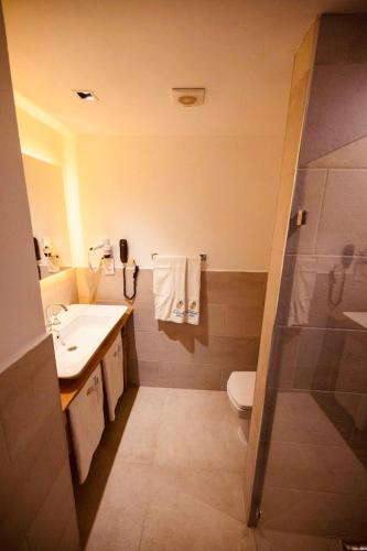 Un baño de Palmonte Suites Hotel & SPA