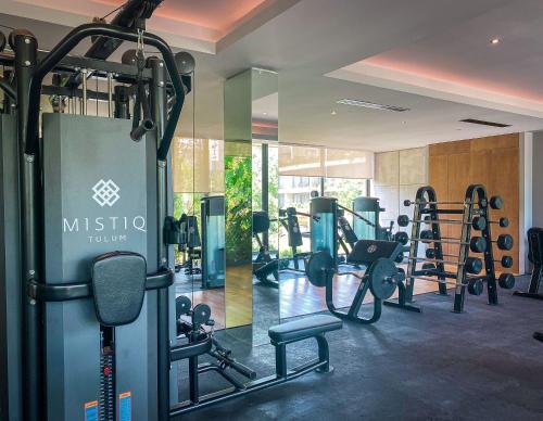 un gimnasio con máquinas de correr en MISTIQ Tulum Luxury Apartments, en Tulum