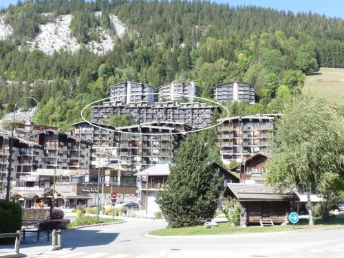 un groupe d'immeubles d'appartements sur une montagne dans l'établissement Ours Blanc 9 - Studio 4 pers belle vue montagnes et pistes, à La Clusaz