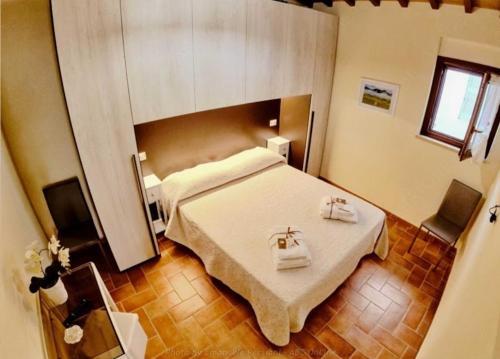 a bedroom with a bed with two towels on it at La Casetta di Lola in Norcia