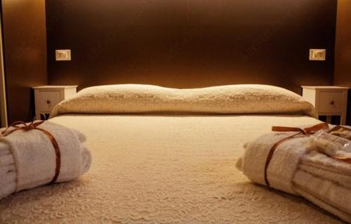 una camera da letto con un letto e asciugamani di La Casetta di Lola a Norcia
