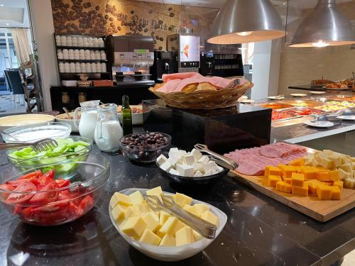 een aanrecht met kaas en andere voedingsmiddelen op bij Saint George Palace Deluxe Collection in Bansko