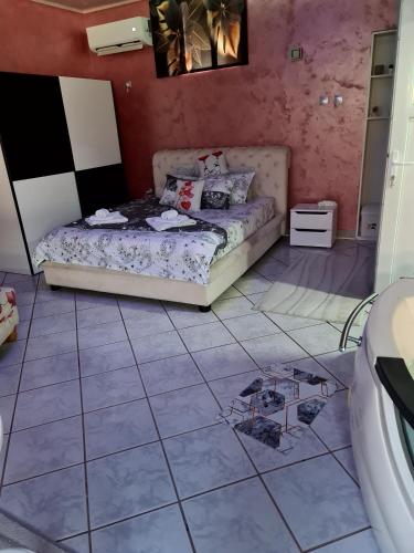 Una cama o camas en una habitación de Apartman -HARMONY-