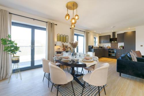 Χώρος καθιστικού στο Alba - 2 Bedroom Luxury Apartment by Mint Stays