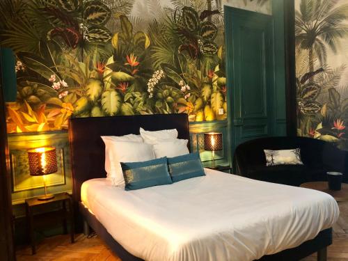 a bedroom with a bed with a floral wall at Le Ba Roc in Calais