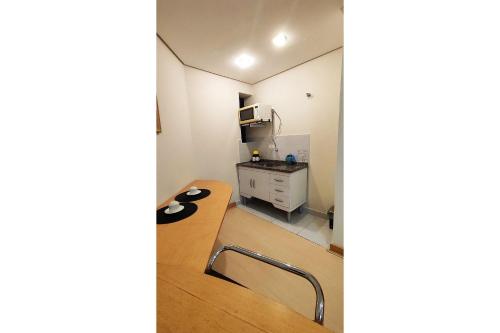 ein Krankenhauszimmer mit einem Bett und einem Tisch in der Unterkunft Flat Bienal Ibirapuera UH403 in São Paulo