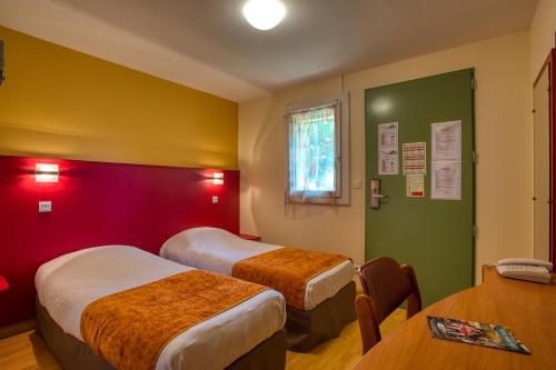 Una cama o camas en una habitación de FASTHOTEL Sarlat - Abbys Hotel