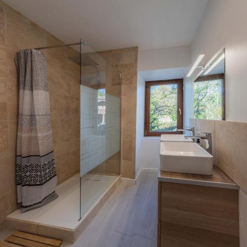 une salle de bain avec un lavabo et une douche dans l'établissement Le Domaine Morleau, à Lablachère