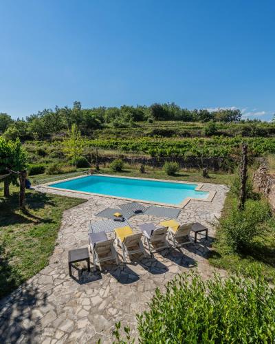 - une piscine avec des chaises et une table dans l'établissement Le Domaine Morleau, à Lablachère